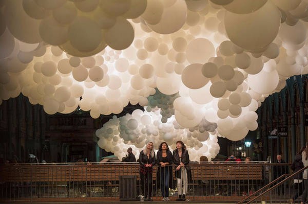 charles-petillon-heartbeat-100000-white-balloons-covent-garden-designboom-07_full_landscape